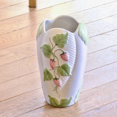 Grand vase vintage en barbotine fraises