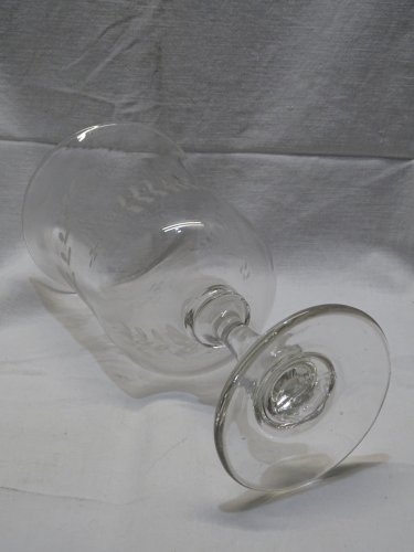 -GRAND VERRE A PIED EN VERRE CRISTALLIN FIN XIXe début XXe RINCE RAISIN ?    D
