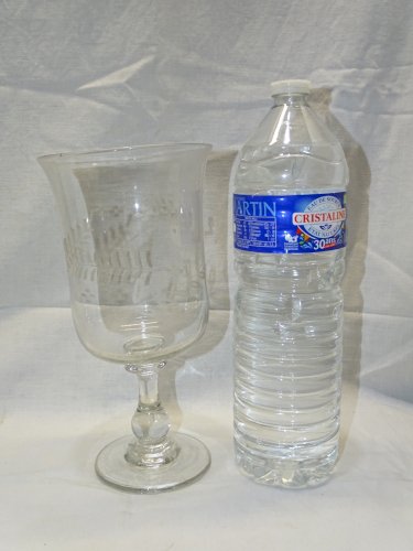 -GRAND VERRE A PIED EN VERRE CRISTALLIN FIN XIXe début XXe RINCE RAISIN ?    D