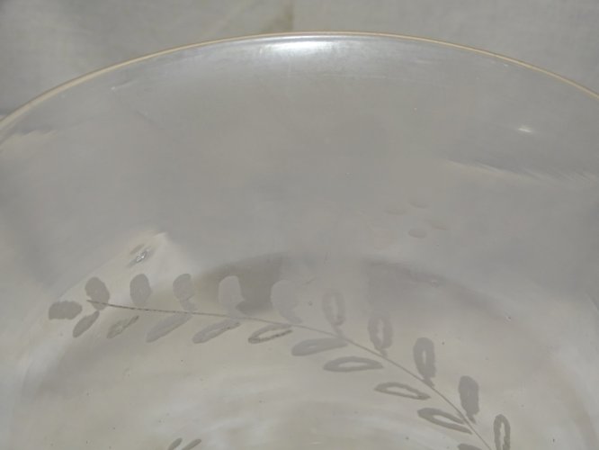 -GRAND VERRE A PIED EN VERRE CRISTALLIN FIN XIXe début XXe RINCE RAISIN ?    D