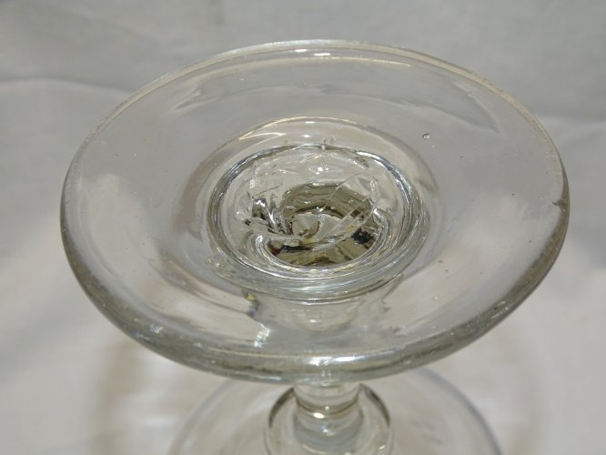 -GRAND VERRE A PIED EN VERRE CRISTALLIN FIN XIXe début XXe RINCE RAISIN ?    D