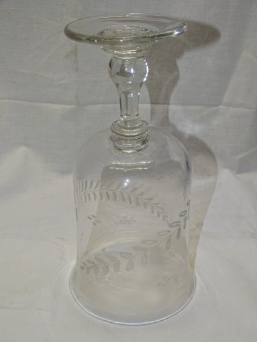 -GRAND VERRE A PIED EN VERRE CRISTALLIN FIN XIXe début XXe RINCE RAISIN ?    D