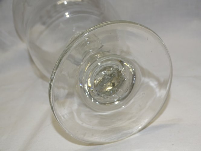 -GRAND VERRE A PIED EN VERRE CRISTALLIN FIN XIXe début XXe RINCE RAISIN ?    D