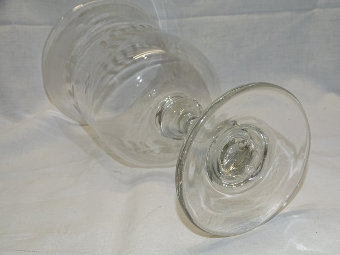 -GRAND VERRE A PIED EN VERRE CRISTALLIN FIN XIXe début XXe RINCE RAISIN ?    D
