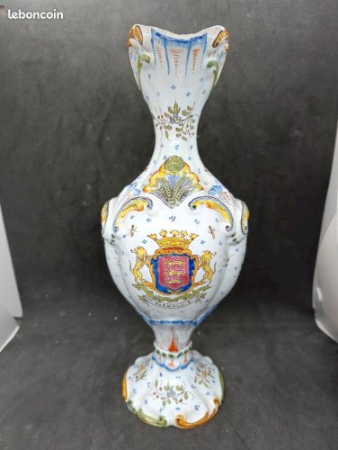 Grande aiguiere ancienne à decor du blason normandie marque sous le pied bagnoles de lorme et signée en bon etat