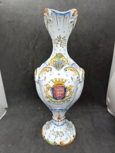 grande aiguiere ancienne  blason normandie marque sous le pied bagnoles de lorme et signée