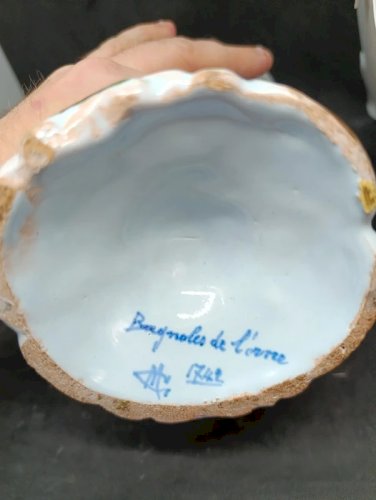 grande aiguiere ancienne  blason normandie marque sous le pied bagnoles de lorme et signée