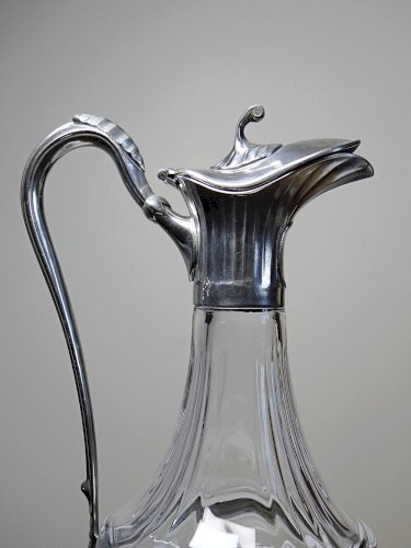 Grande aiguière étain poli argenté et verre moulé Les Étains du Manoir vintage
