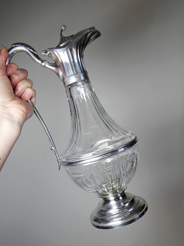 Grande aiguière étain poli argenté et verre moulé Les Étains du Manoir vintage