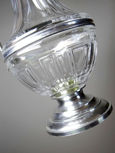 Grande aiguière étain poli argenté et verre moulé Les Étains du Manoir vintage