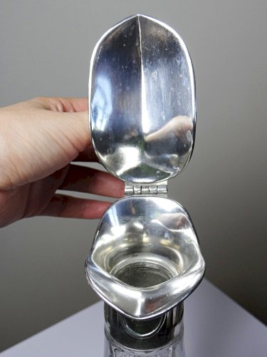Grande aiguière étain poli argenté et verre moulé Les Étains du Manoir vintage