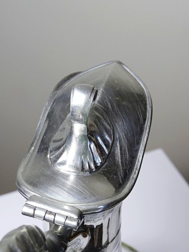 Grande aiguière étain poli argenté et verre moulé Les Étains du Manoir vintage