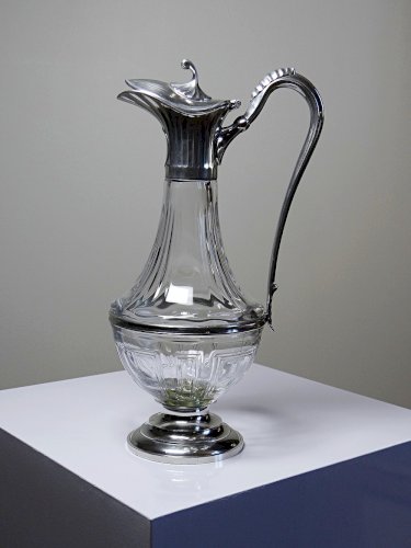Grande aiguière étain poli argenté et verre moulé Les Étains du Manoir vintage