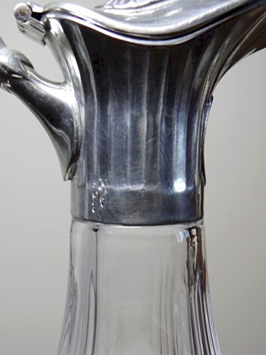 Grande aiguière étain poli argenté et verre moulé Les Étains du Manoir vintage