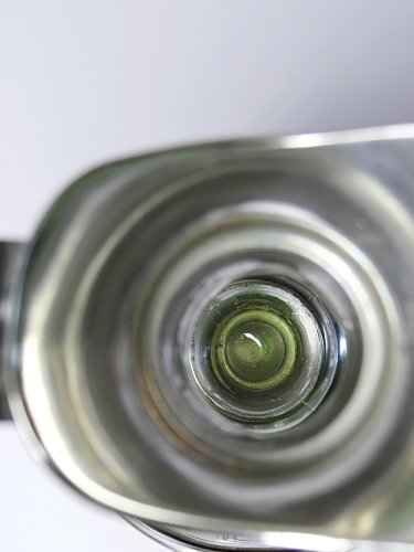 Grande aiguière étain poli argenté et verre moulé Les Étains du Manoir vintage