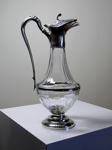Grande aiguière étain poli argenté et verre moulé Les Étains du Manoir vintage