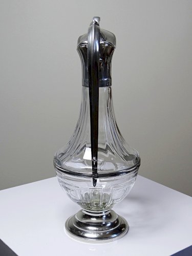 Grande aiguière étain poli argenté et verre moulé Les Étains du Manoir vintage
