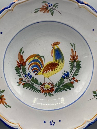 Grande assiette ancienne en faïence – décor coq – fin XIXe / début XXe