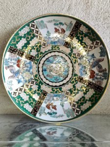 grande assiette imari fait main decor floral et animalier en bon etat