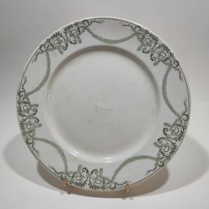 Grande assiette plate, Creil et Montereau Labrador, décor Napoléon