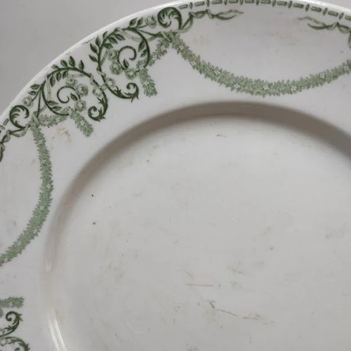 Grande assiette plate, Creil et Montereau Labrador, décor Napoléon