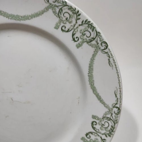 Grande assiette plate, Creil et Montereau Labrador, décor Napoléon