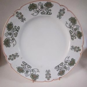 Grande assiette plate U & C Sarreguemines, décor 1900