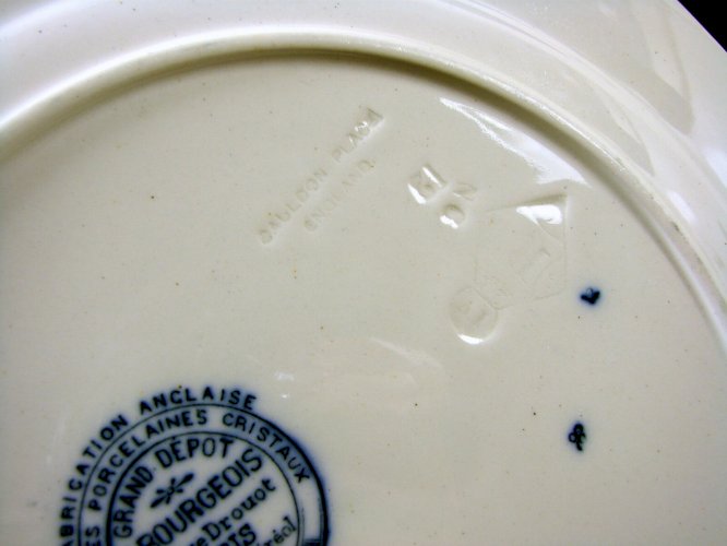 Grande Assiette Porcelaine E Bourgeois Marseille Décor Blason, Signée D- 25,7 cm