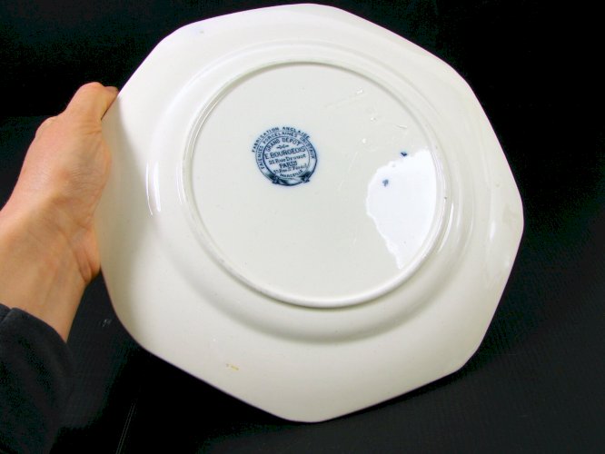 Grande Assiette Porcelaine E Bourgeois Marseille Décor Blason, Signée D- 25,7 cm