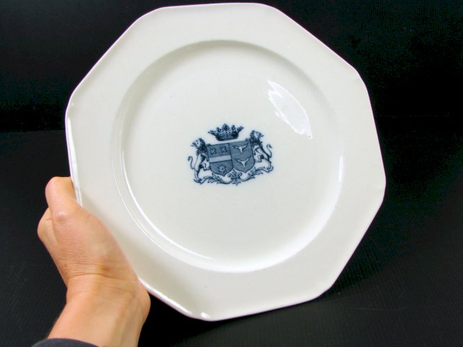 Grande Assiette Porcelaine E Bourgeois Marseille Décor Blason, Signée D- 25,7 cm