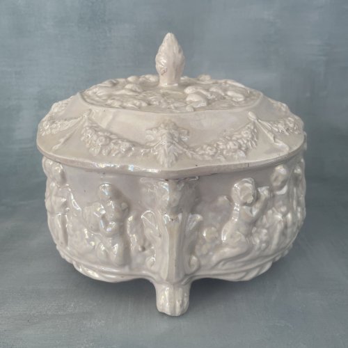 Grande boite à biscuit bonbonnière céramique rosé irisé à décor de putti angelot