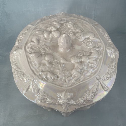 Grande boite à biscuit bonbonnière céramique rosé irisé à décor de putti angelot