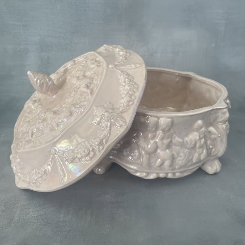 Grande boite à biscuit bonbonnière céramique rosé irisé à décor de putti angelot