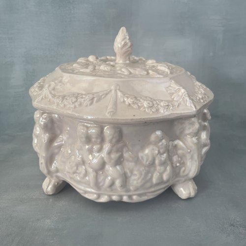 Grande boite à biscuit bonbonnière céramique rosé irisé à décor de putti angelot