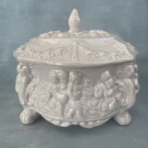Grande boite à biscuit bonbonnière céramique rosé irisé à décor de putti angelot