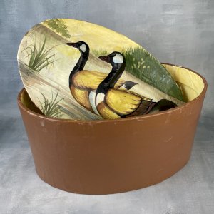 Grande boite à chapeau ? vintage carton bouilli à décor d'oie / canard en relief