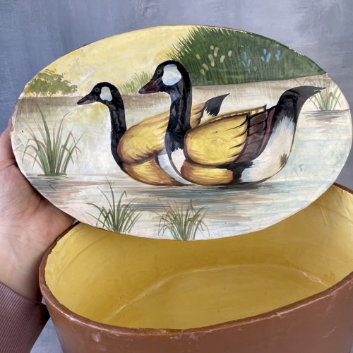 Grande boite à chapeau ? vintage carton bouilli à décor d'oie / canard en relief