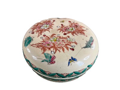 Large antique porcelain box from the 19th century, decorated with flowers and insects in the Satsuma style.