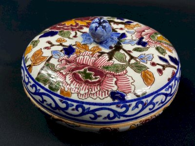 Grande boite bonbonnière en faïence de Gien décor Pivoines