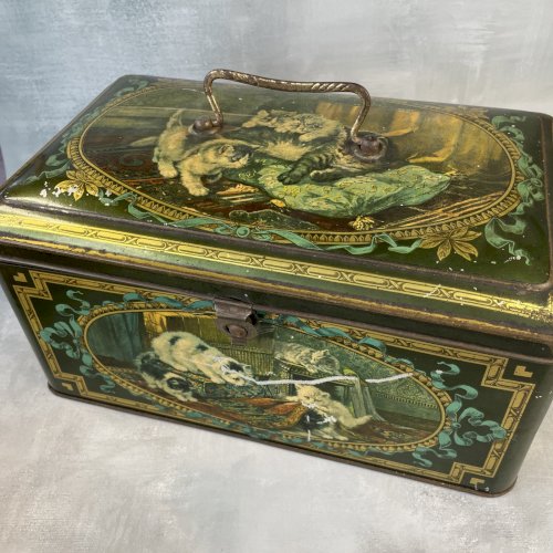 Grande boite coffre en tôle litho lithographiée à décor de chats chattons