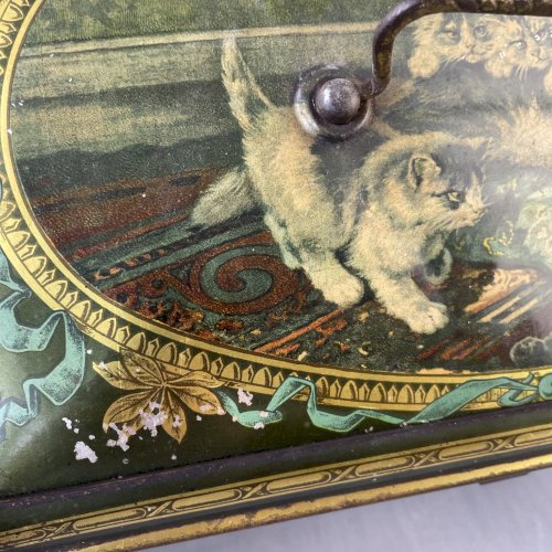 Grande boite coffre en tôle litho lithographiée à décor de chats chattons