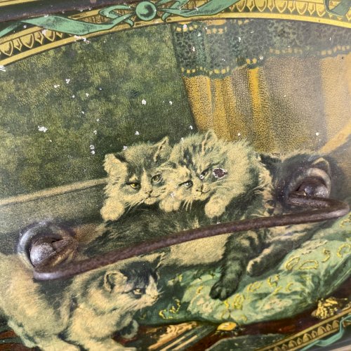 Grande boite coffre en tôle litho lithographiée à décor de chats chattons