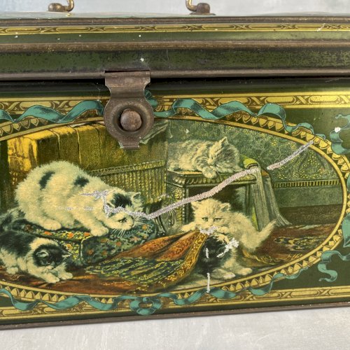 Grande boite coffre en tôle litho lithographiée à décor de chats chattons