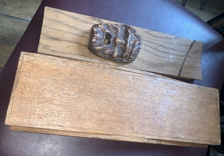 Grande boite de sculpteur ou peintre en chêne tête de Bacchus sculpté