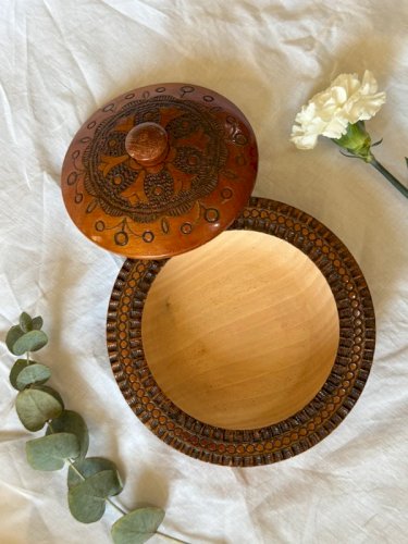 Grande boîte en bois sculptée