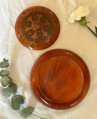 Grande boîte en bois sculptée