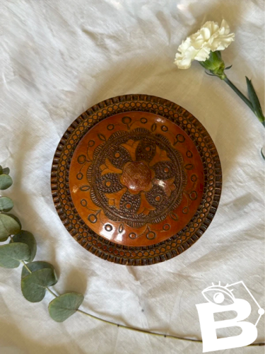 Grande boîte en bois sculptée