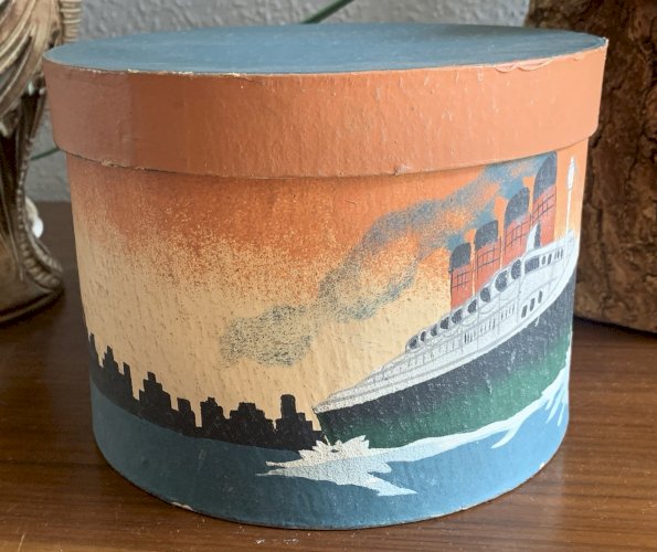 Grande boite vintage carton bouilli paquebot Titanic New-York