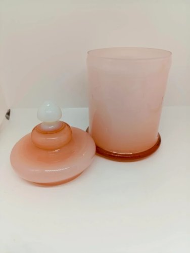 grande bonbonnière en opaline rose  avec  poignee blanche en bon etat