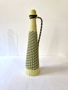 Grande bouteille scoubidou jaune et noire, années 1960